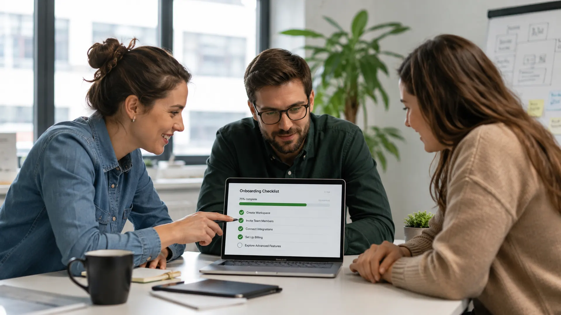 B2B SaaS команда смотрит на чеклист с прогресс-баром на ноутбуке